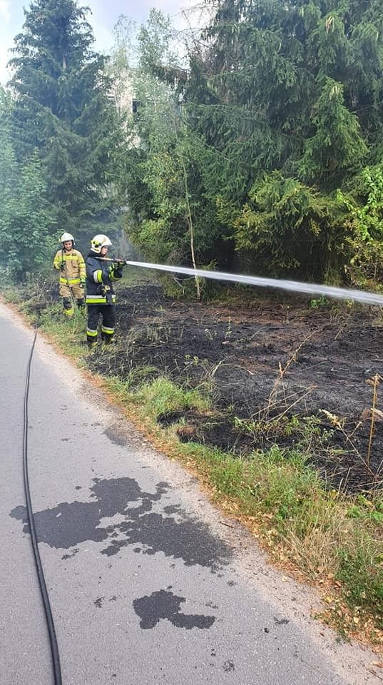 Akcja straży pożarnej przy ul. Strażackiej w Trzebieniu (gmina Bolesławiec, powiat bolesławiecki)