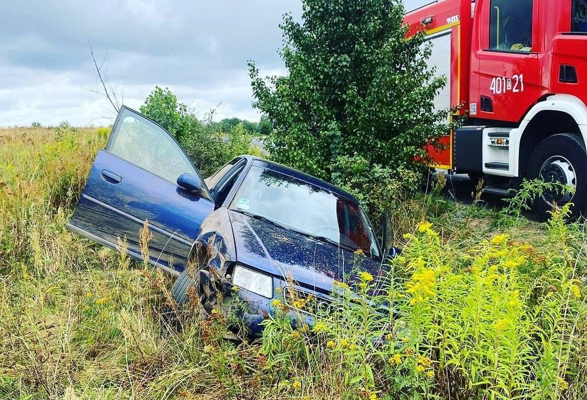 Audi wpadło do rowu koło Nowogrodźca