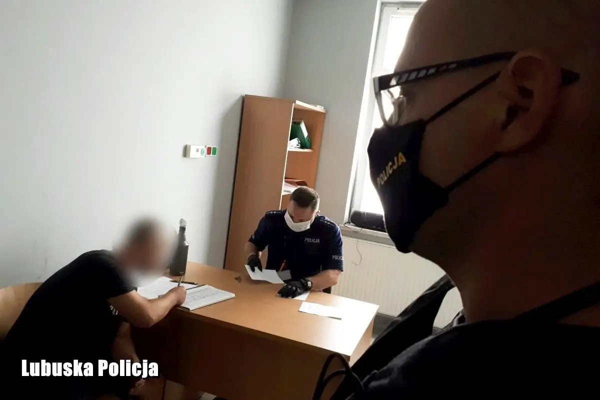 Policjanci i podejrzani