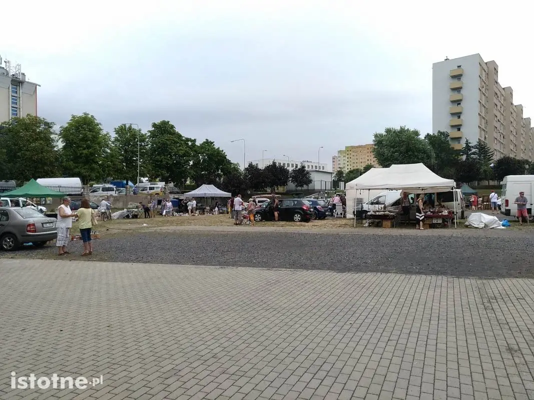 Giełda staroci - boisko szkolne przy ulicy Bankowej 10