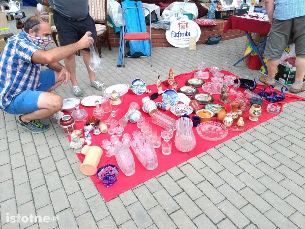 Giełda staroci - boisko szkolne przy ulicy Bankowej 10