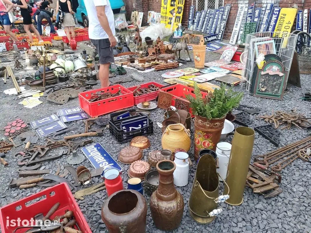 Giełda staroci - boisko szkolne przy ulicy Bankowej 10