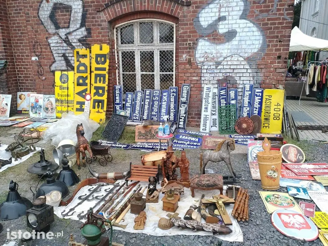 Giełda staroci - boisko szkolne przy ulicy Bankowej 10
