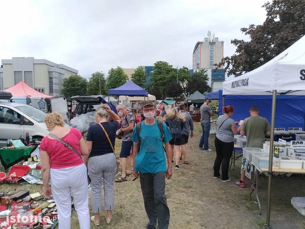 Giełda staroci - boisko szkolne przy ulicy Bankowej 10