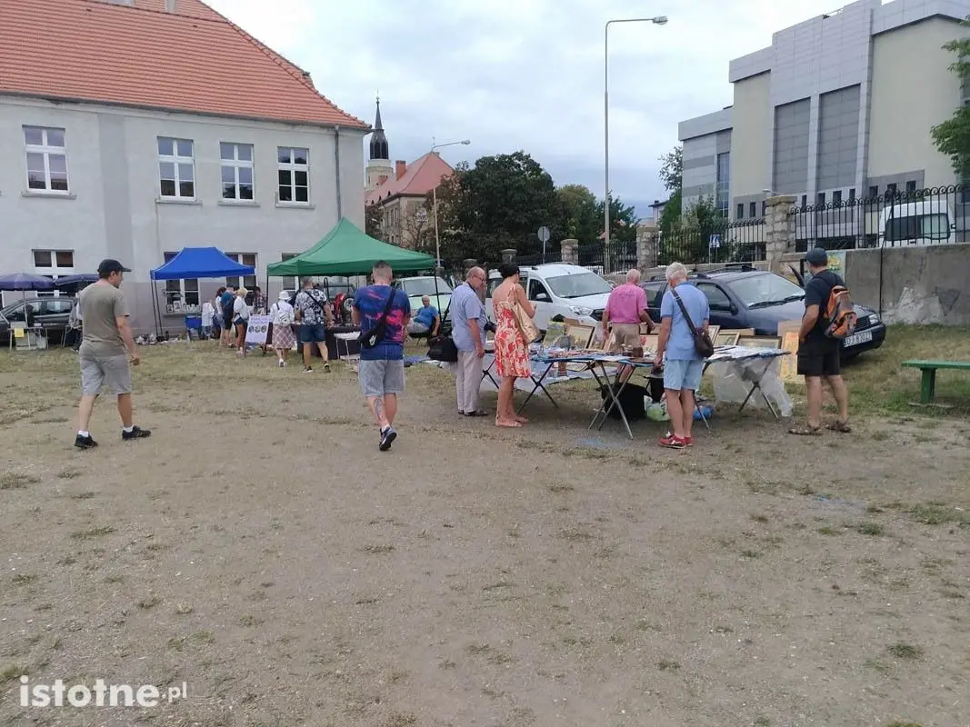 Giełda staroci - boisko szkolne przy ulicy Bankowej 10
