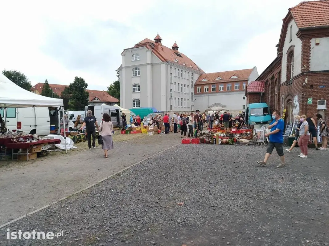 Giełda staroci - boisko szkolne przy ulicy Bankowej 10