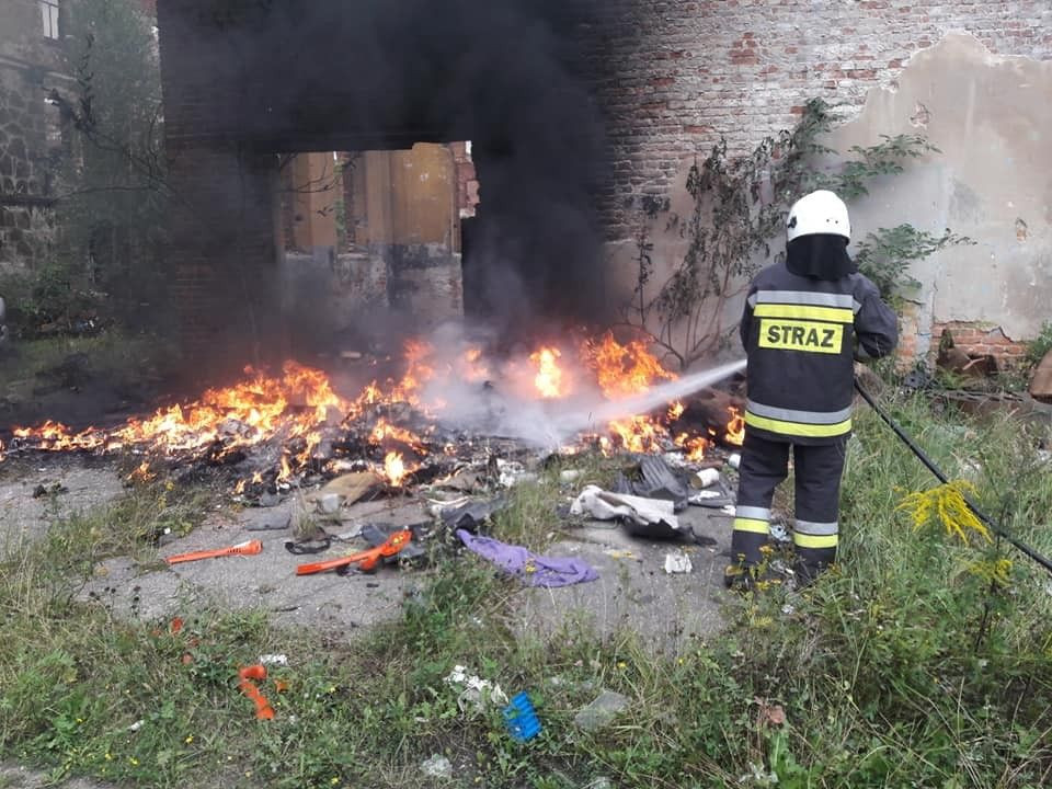 Pożar w byłej klinkierni w Nowogrodźcu (powiat bolesławiecki)