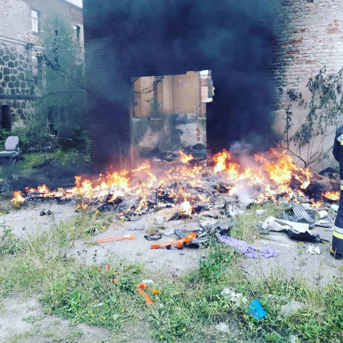 Pożar w byłej klinkierni w Nowogrodźcu (powiat bolesławiecki)