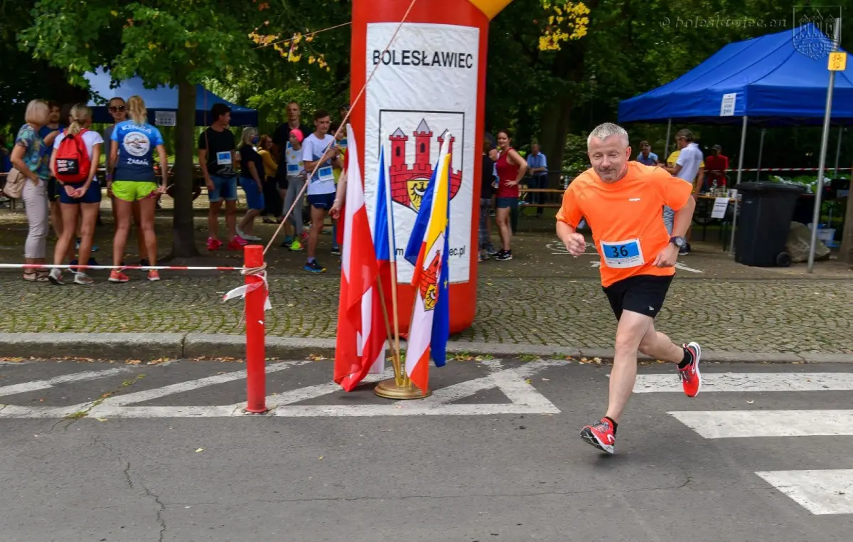 „Bieg po ceramiczną filiżankę – bieg po schodach” w Bolesławcu