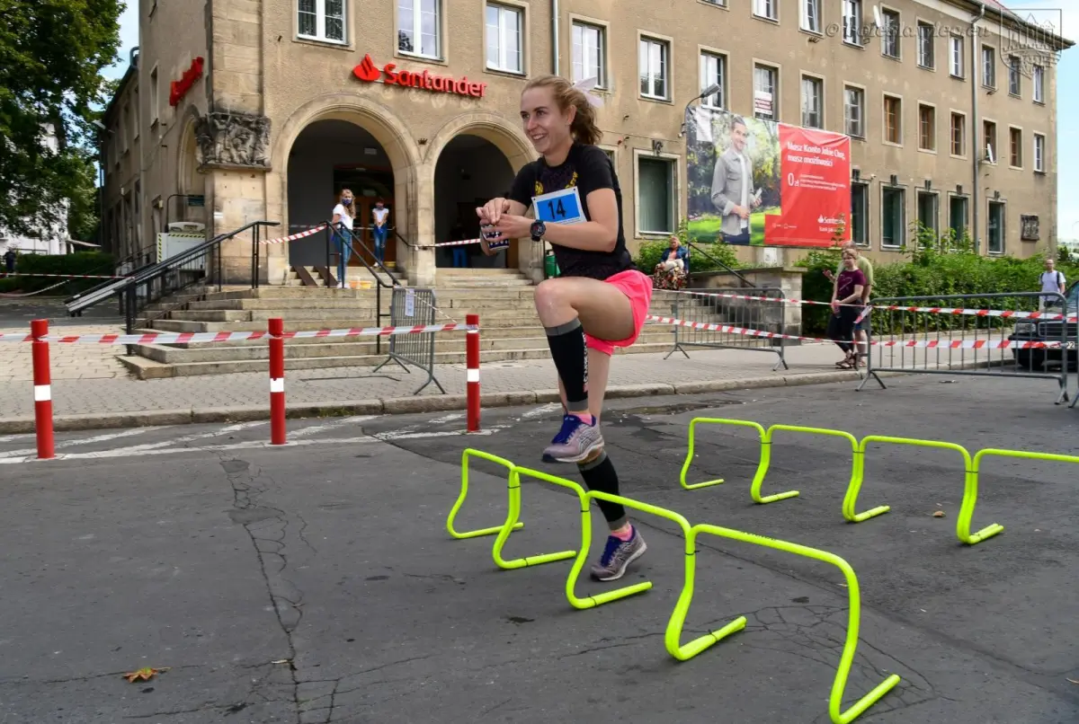 „Bieg po ceramiczną filiżankę – bieg po schodach” w Bolesławcu