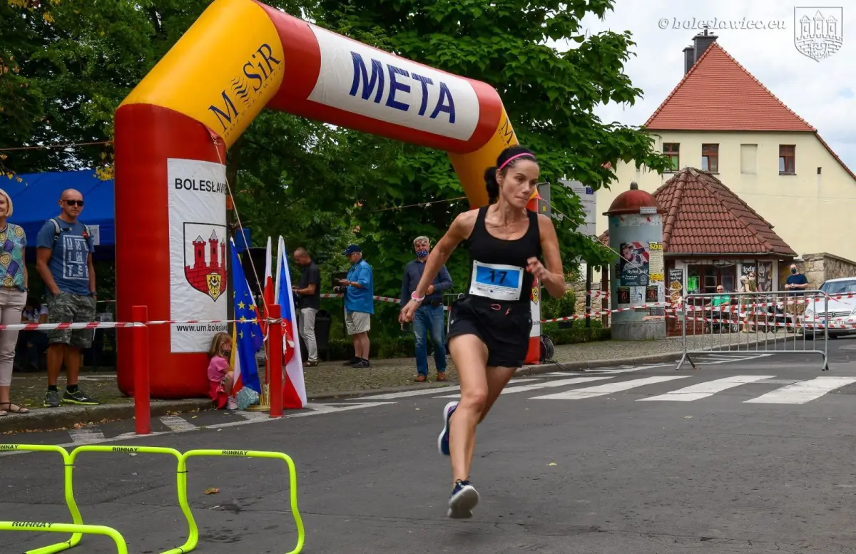 „Bieg po ceramiczną filiżankę – bieg po schodach” w Bolesławcu