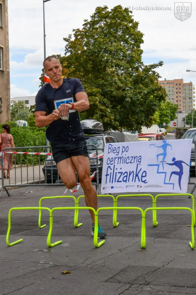 „Bieg po ceramiczną filiżankę – bieg po schodach” w Bolesławcu