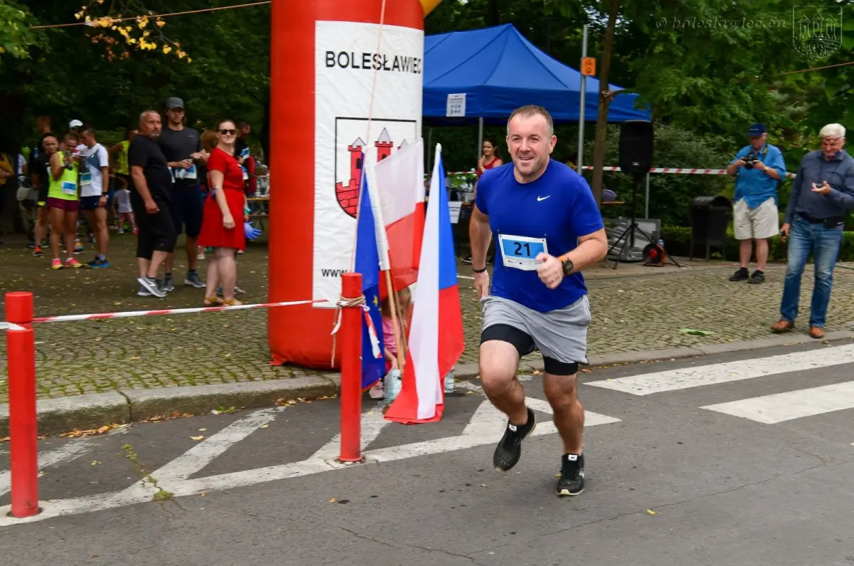 „Bieg po ceramiczną filiżankę – bieg po schodach” w Bolesławcu