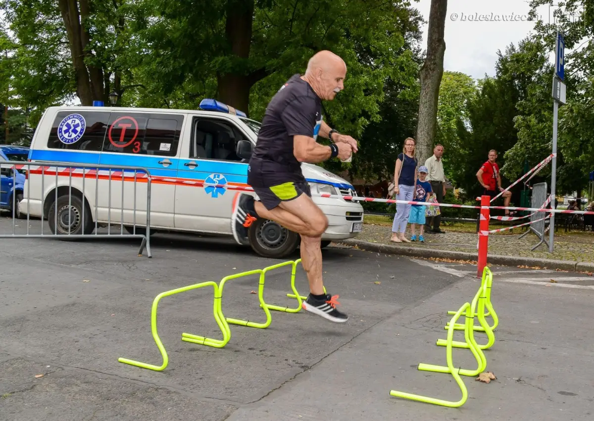 „Bieg po ceramiczną filiżankę – bieg po schodach” w Bolesławcu