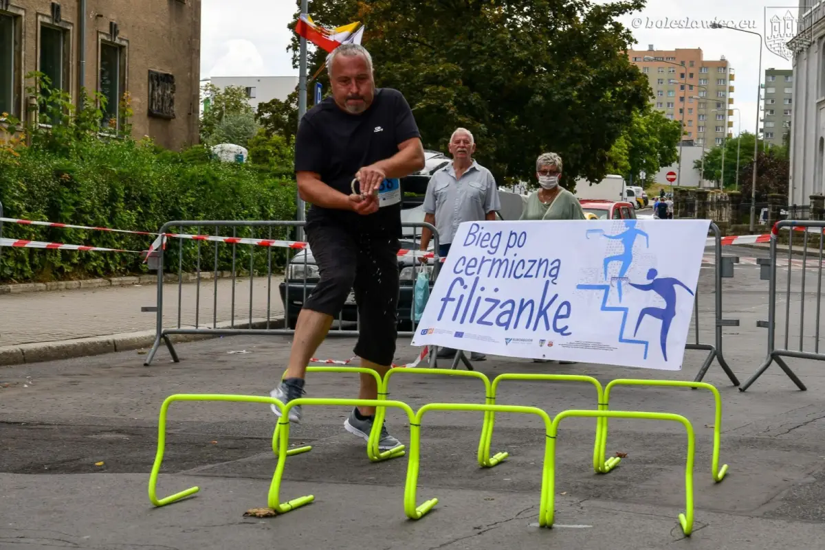 „Bieg po ceramiczną filiżankę – bieg po schodach” w Bolesławcu
