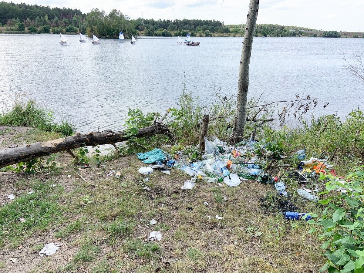 Masakryczny bałagan na brzegu Krępnicy (akwen w miejscowości Krępnica, gmina Bolesławiec)