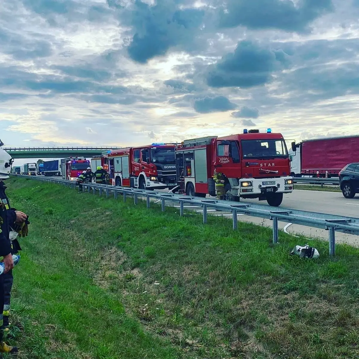 Akcja straży pożarnej na A4 w okolicach Wykrot (gmina Nowogrodziec, powiat bolesławiecki)