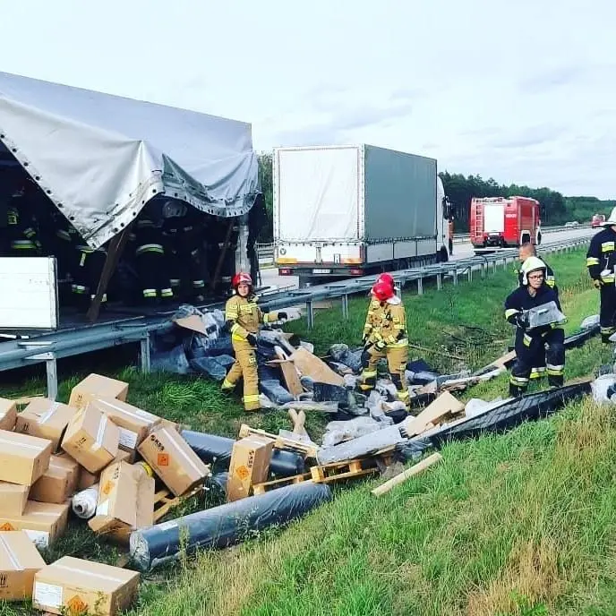 Akcja straży pożarnej na A4 w okolicach Wykrot (gmina Nowogrodziec, powiat bolesławiecki)