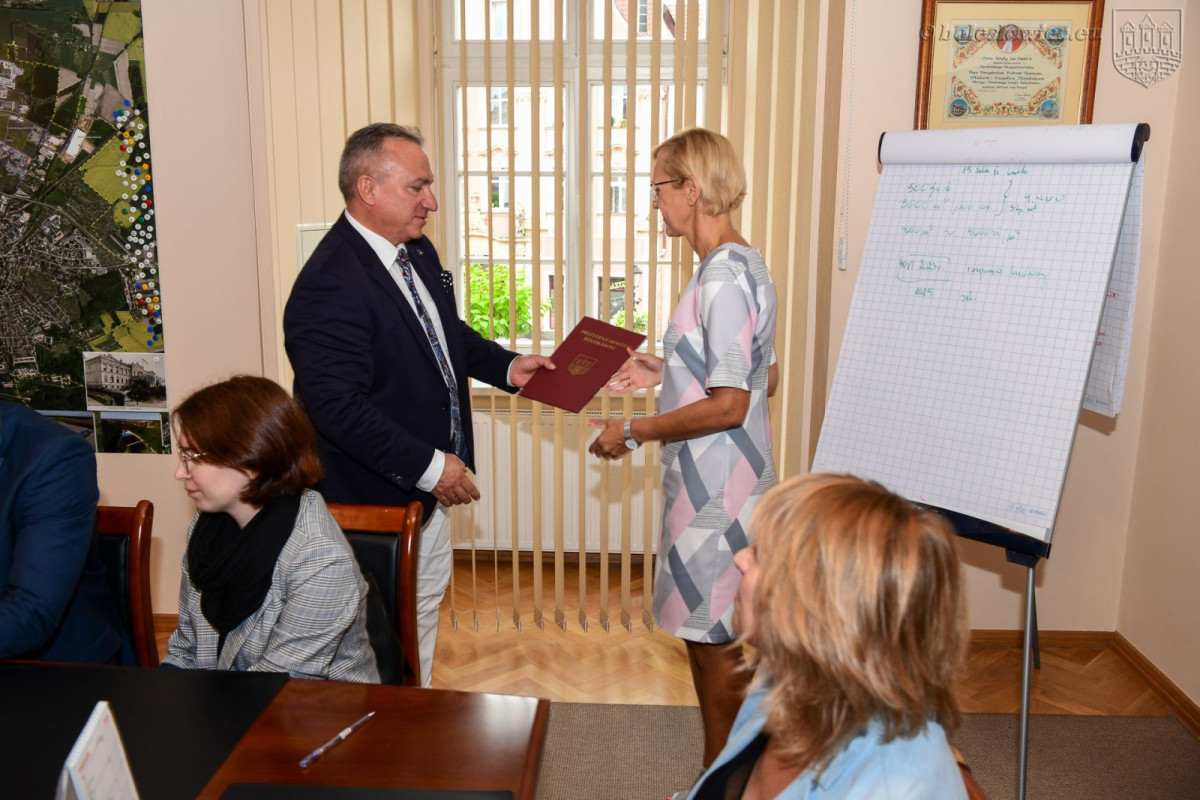 Wręczenie aktów powierzenia stanowiska dyrektora szkoły, a także aktów nadania stopnia nauczyciela mianowanego