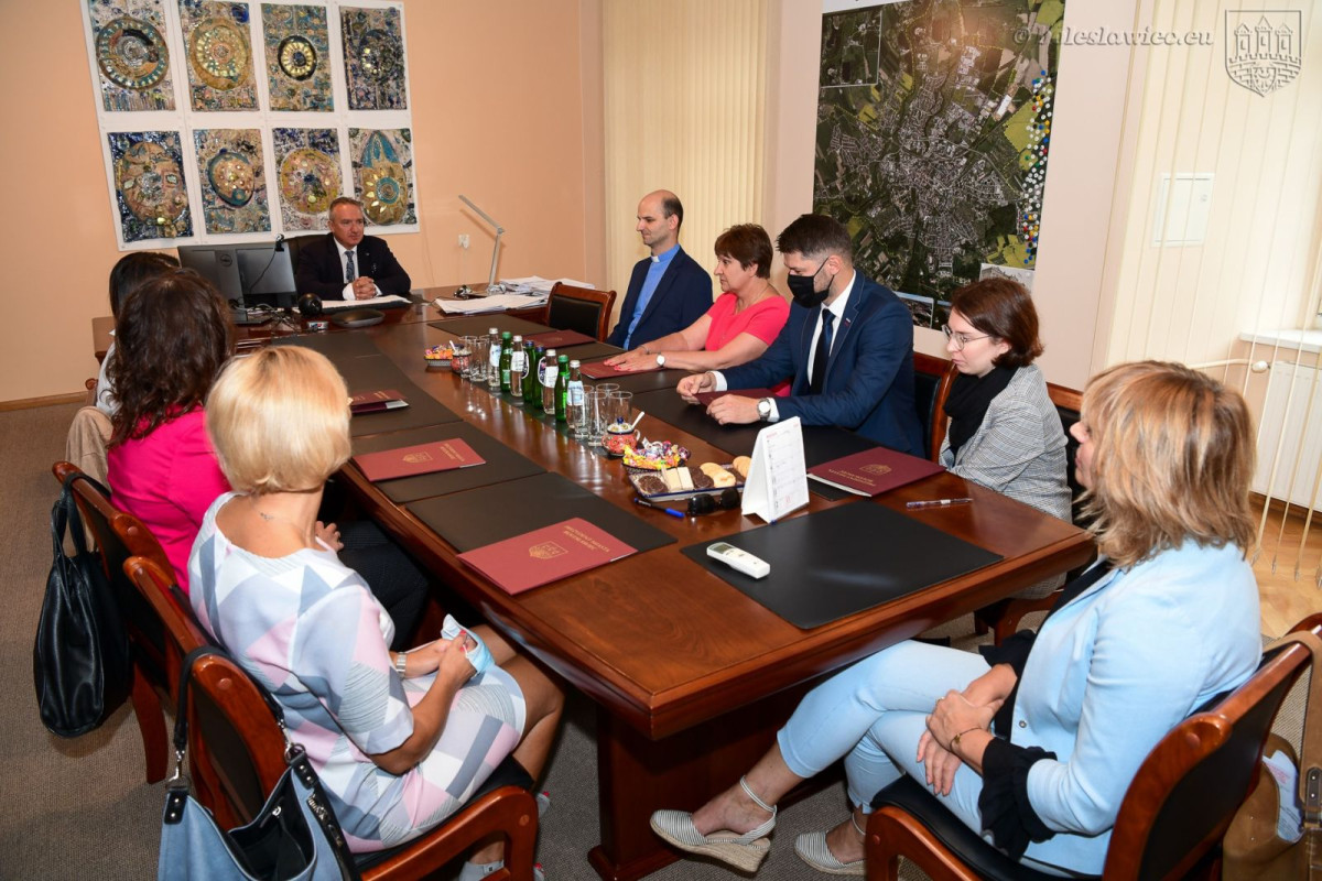 Wręczenie aktów powierzenia stanowiska dyrektora szkoły, a także aktów nadania stopnia nauczyciela mianowanego