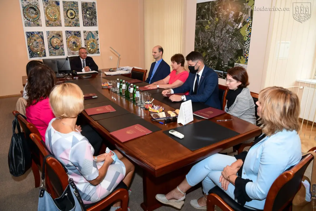 Wręczenie aktów powierzenia stanowiska dyrektora szkoły, a także aktów nadania stopnia nauczyciela mianowanego