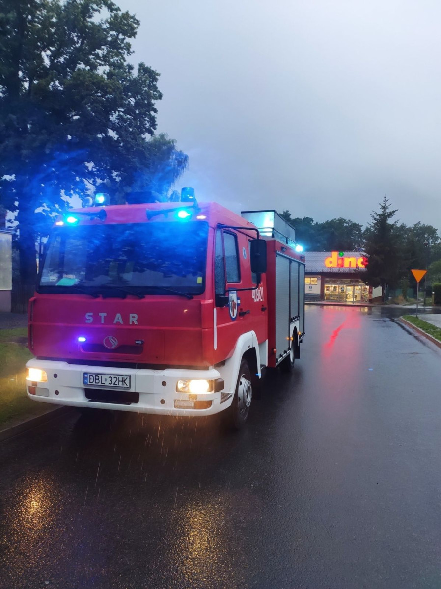 Akcja straży pożarnej przy Dino w Nowogrodźcu (powiat bolesławiecki)