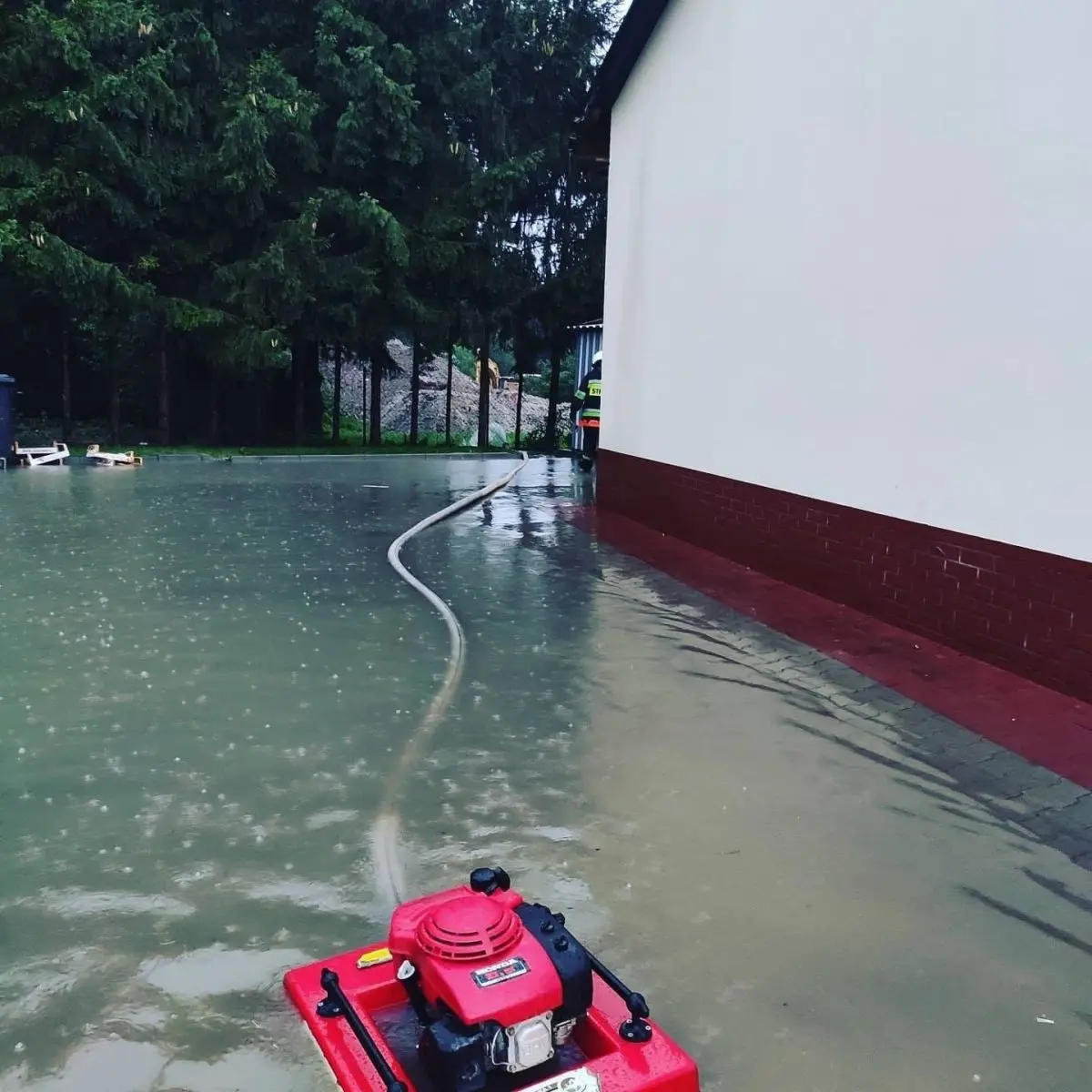 Akcja straży pożarnej przy Dino w Nowogrodźcu (powiat bolesławiecki)