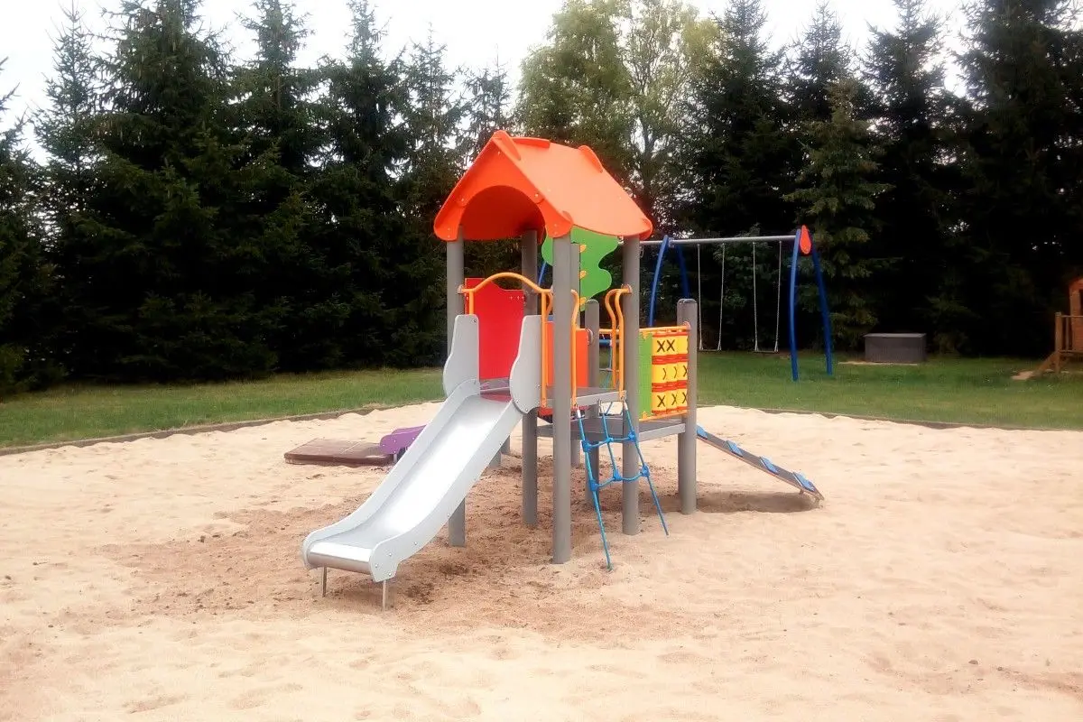 Plac zabaw przy Przedszkolu w Tomaszowie Bolesławieckim