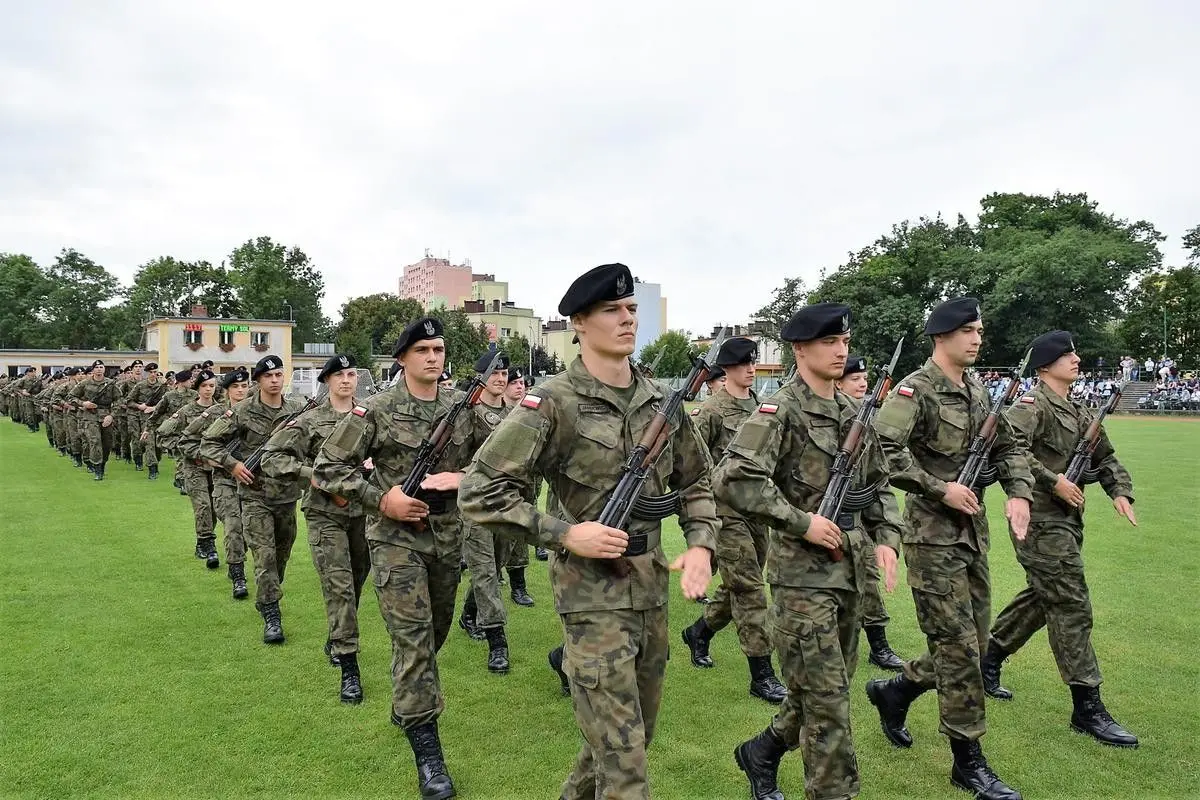 Przysięga wojskowa niemal 200 elewów na stadionie w Bolesławcu