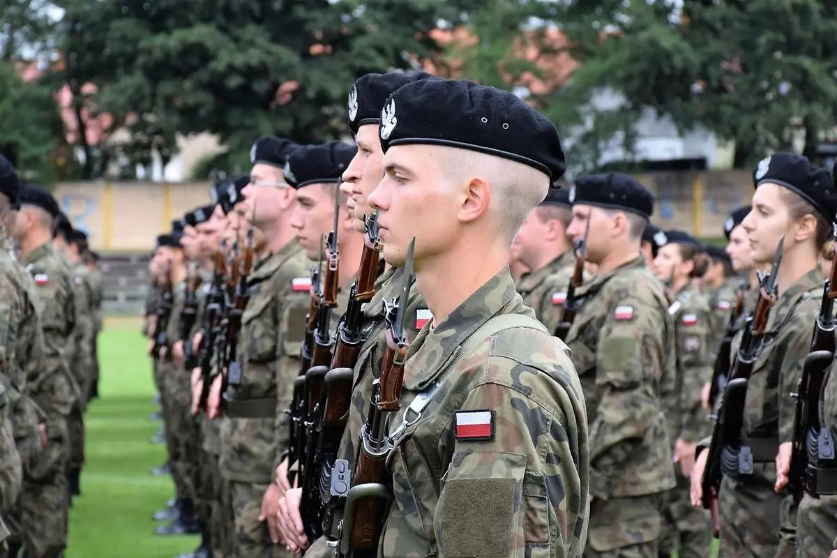 Przysięga wojskowa niemal 200 elewów na stadionie w Bolesławcu