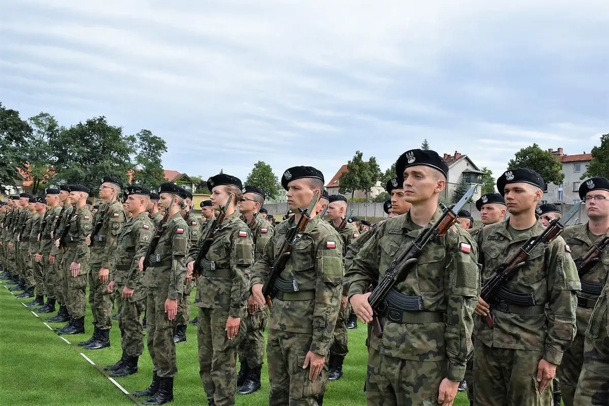 Przysięga wojskowa niemal 200 elewów na stadionie w Bolesławcu