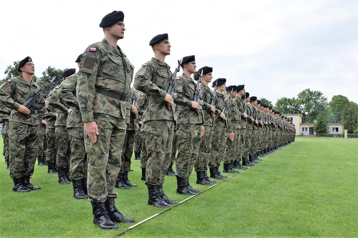 Przysięga wojskowa niemal 200 elewów na stadionie w Bolesławcu