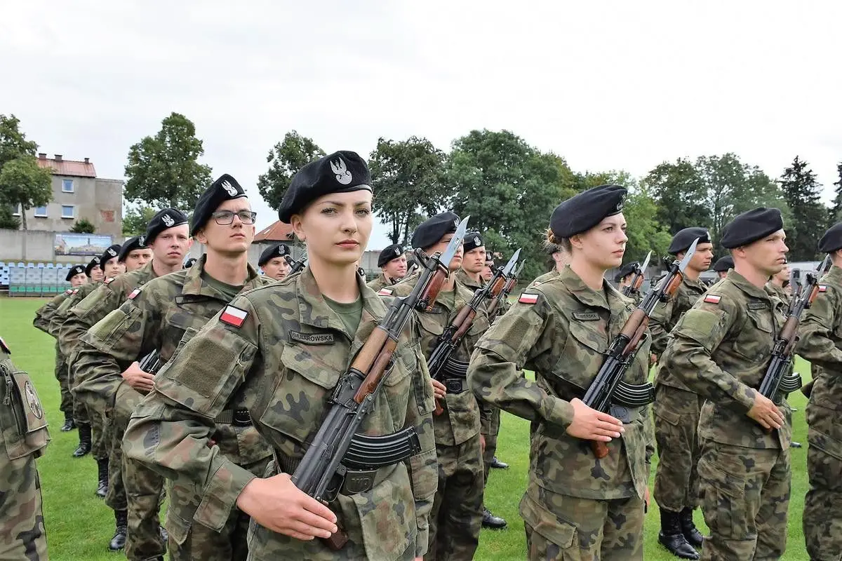 Przysięga wojskowa niemal 200 elewów na stadionie w Bolesławcu