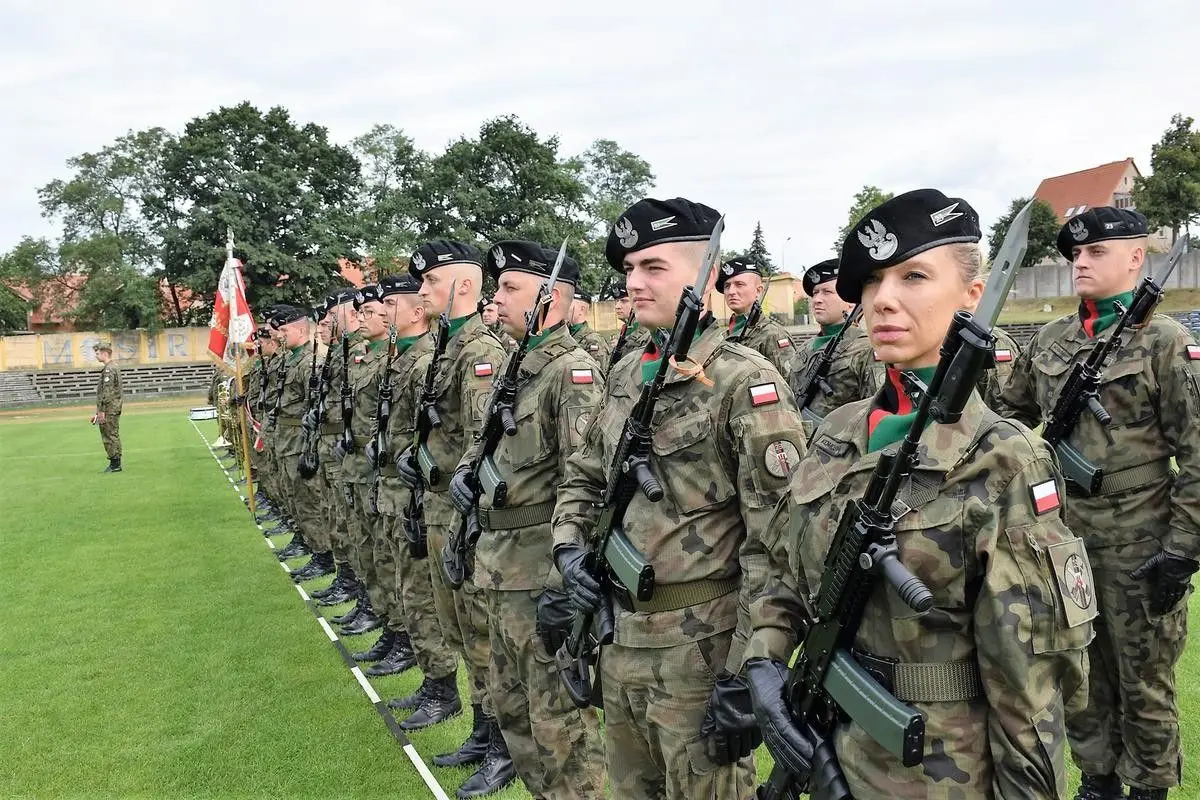 Przysięga wojskowa niemal 200 elewów na stadionie w Bolesławcu