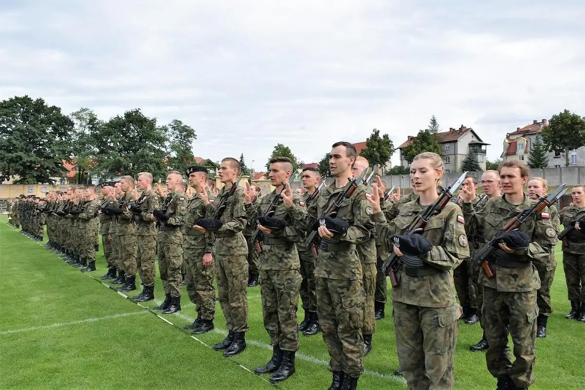 Przysięga wojskowa niemal 200 elewów na stadionie w Bolesławcu