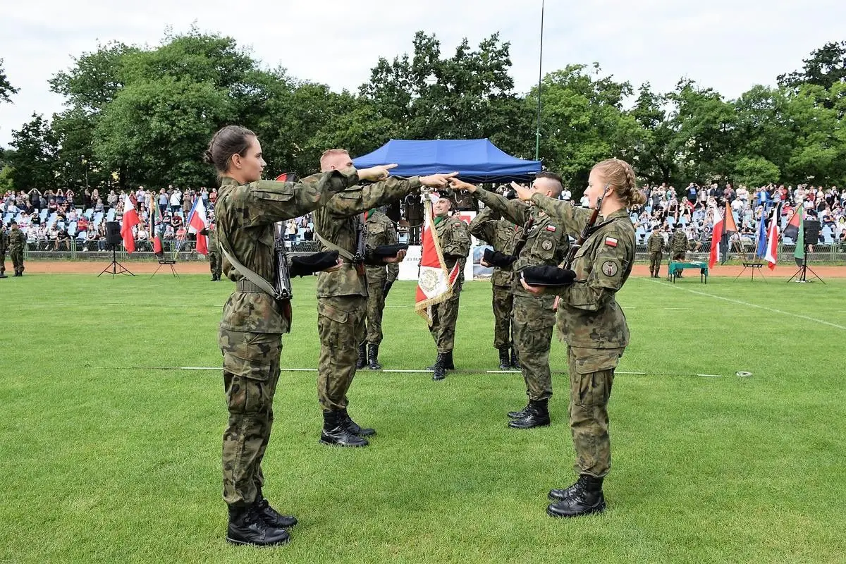 Przysięga wojskowa niemal 200 elewów na stadionie w Bolesławcu