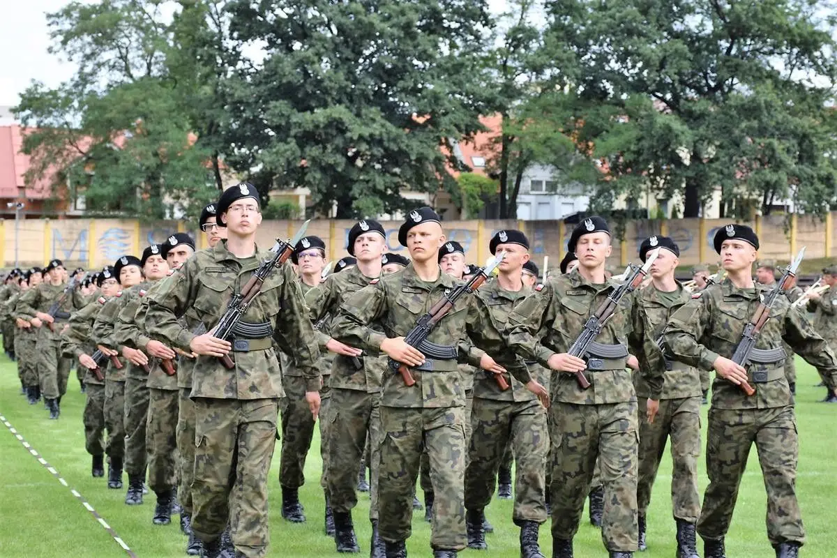 Przysięga wojskowa niemal 200 elewów na stadionie w Bolesławcu