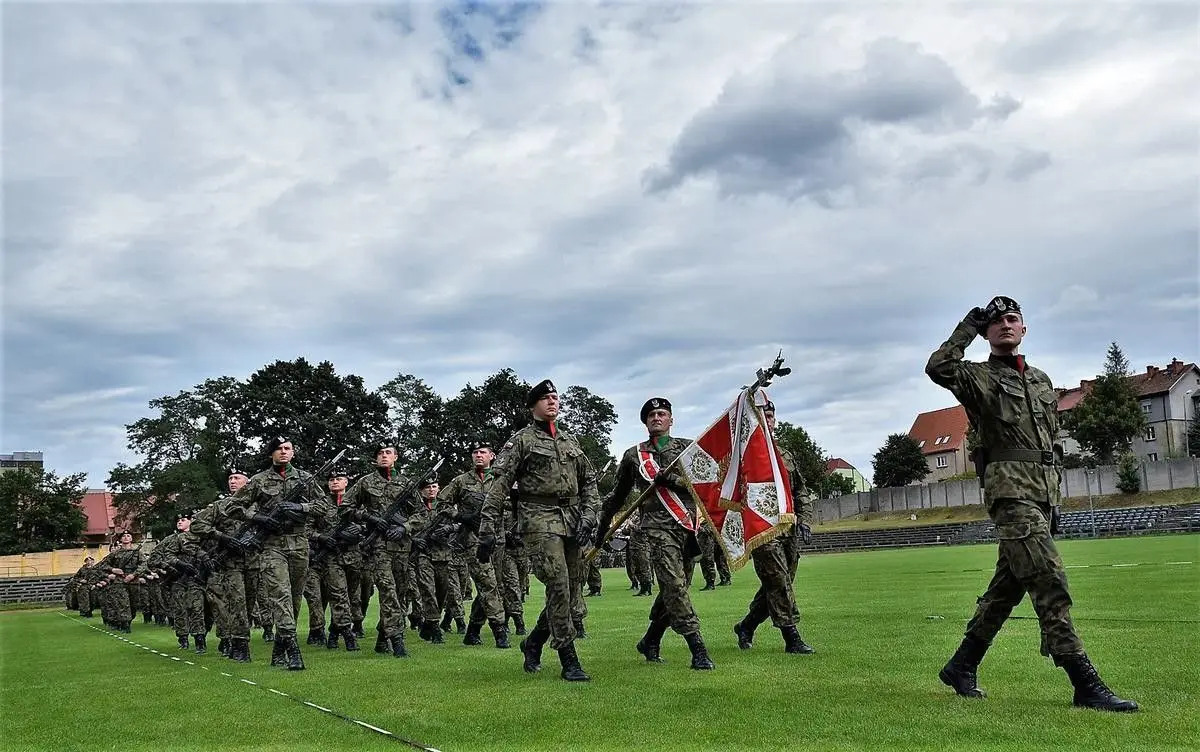 Przysięga wojskowa niemal 200 elewów na stadionie w Bolesławcu