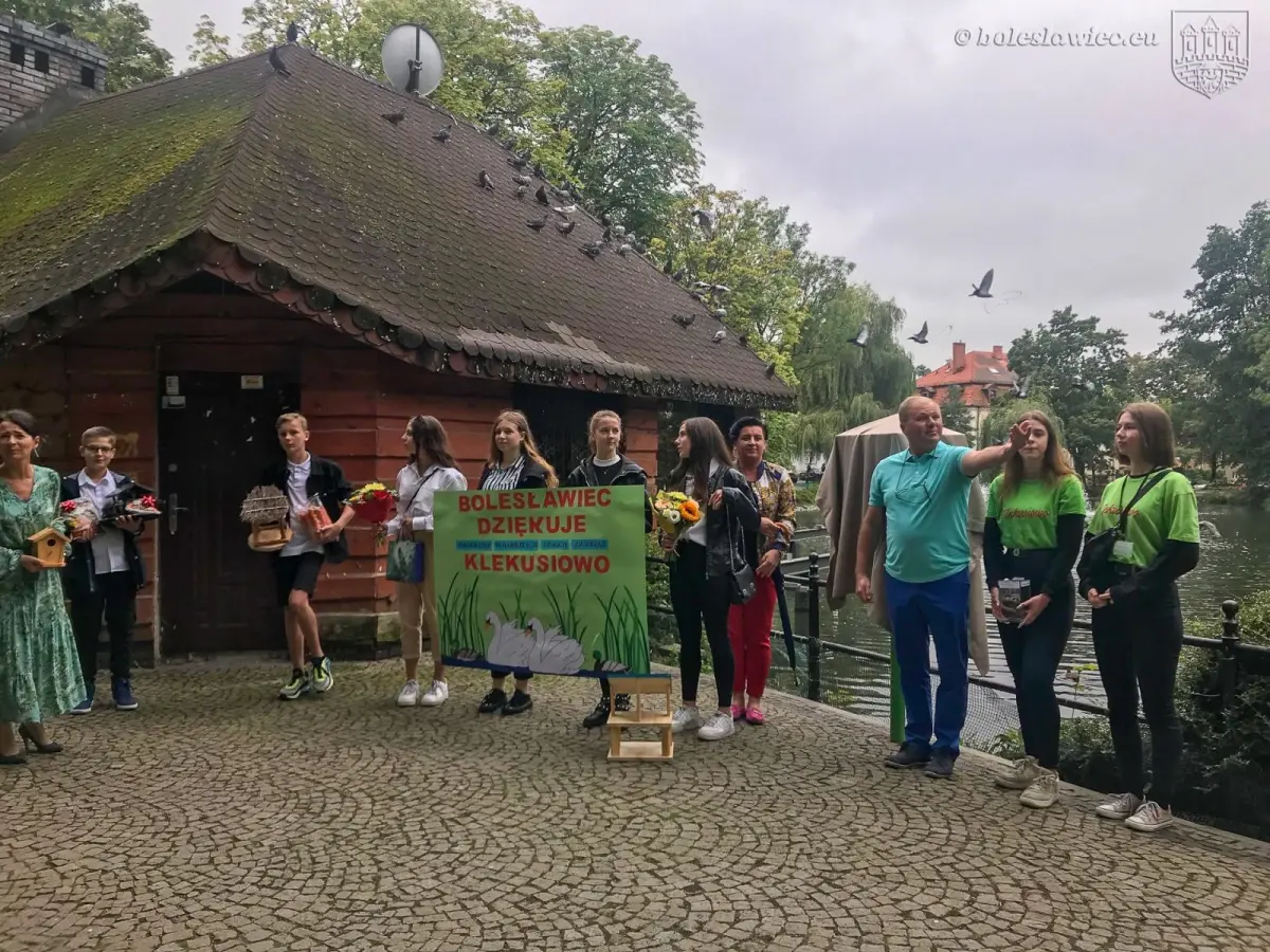 Kaczkomat przy stawie miejskim przy ul. Bankowej w Bolesławcu