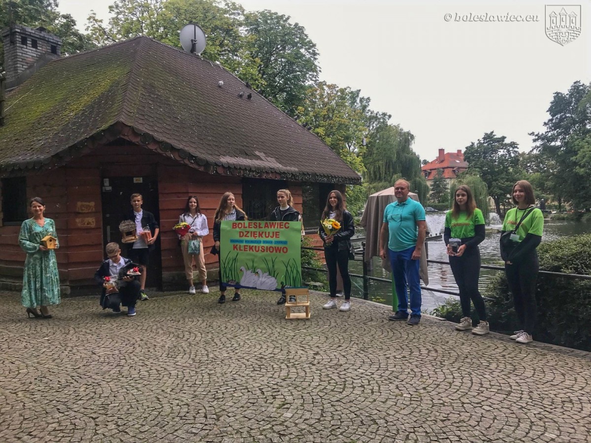 Kaczkomat przy stawie miejskim przy ul. Bankowej w Bolesławcu