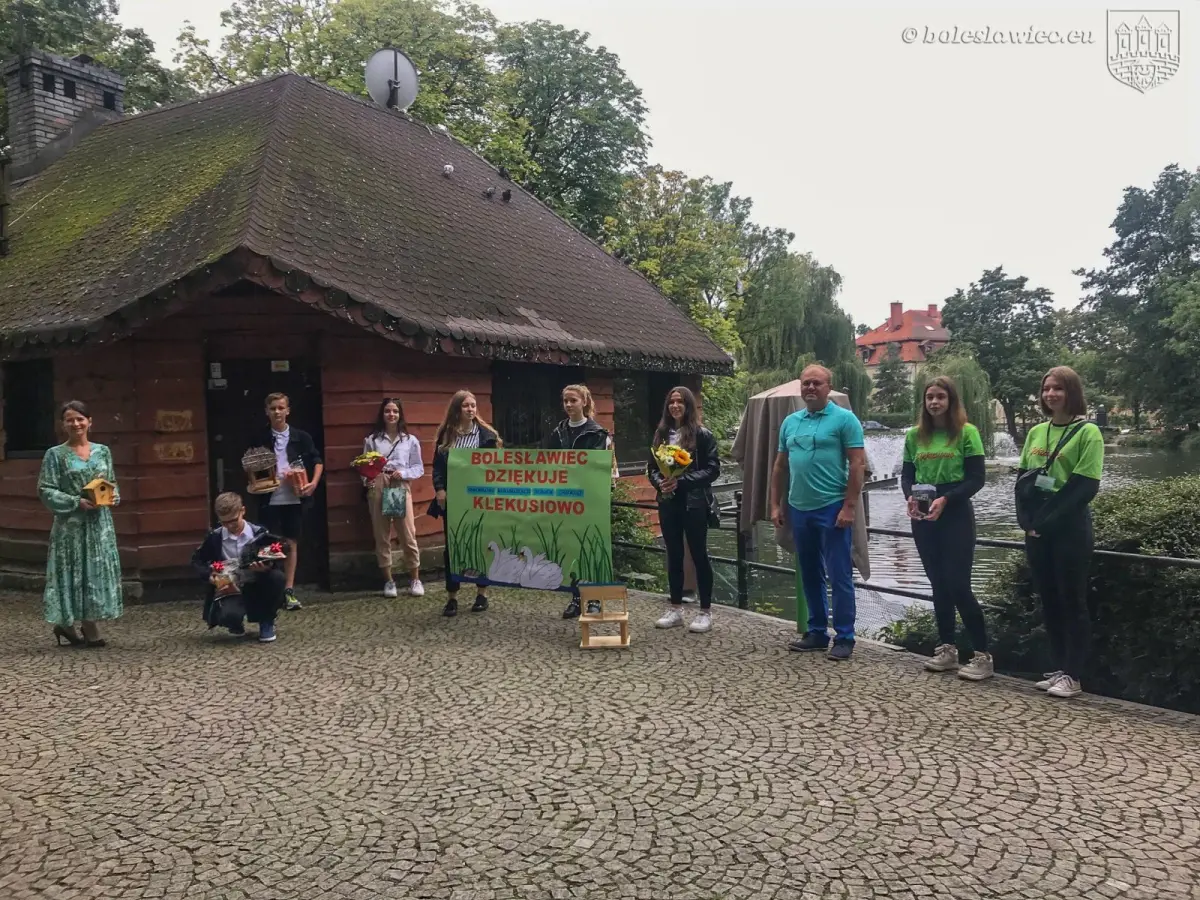 Kaczkomat przy stawie miejskim przy ul. Bankowej w Bolesławcu