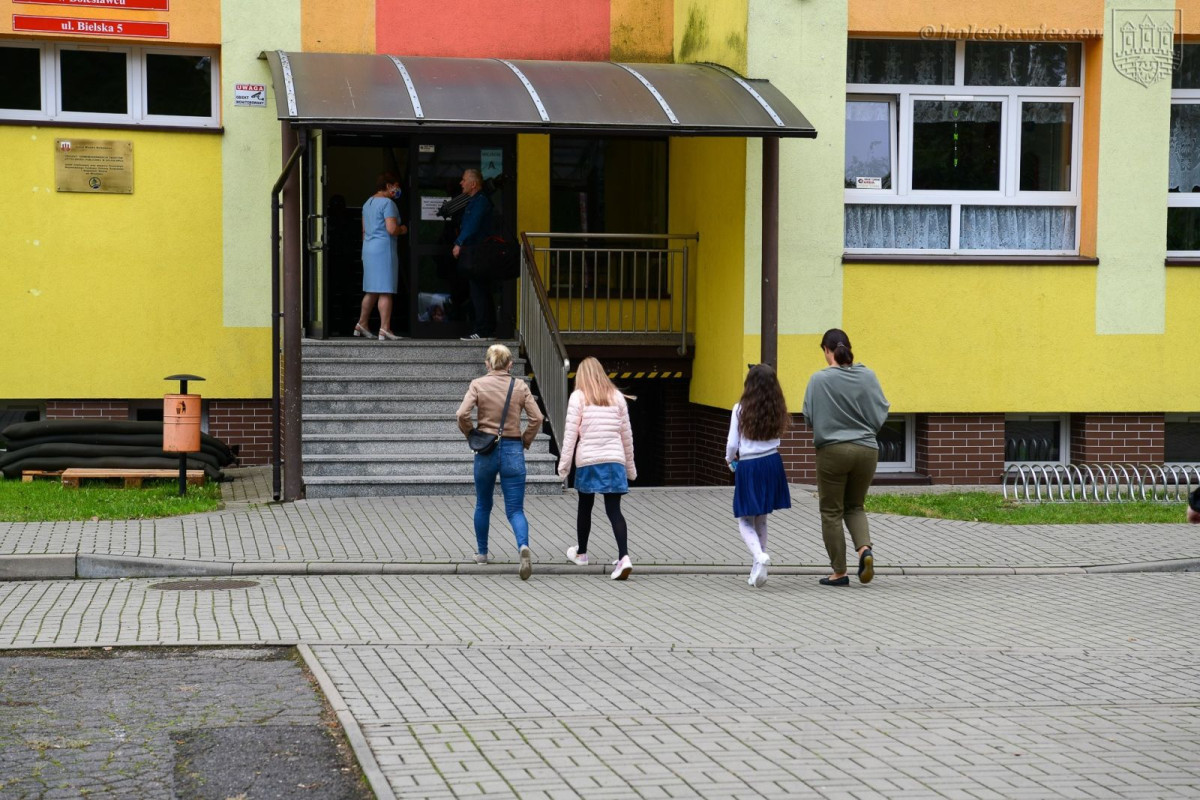 Rozpoczęcie roku szkolnego w SP nr 4 w Bolesławcu