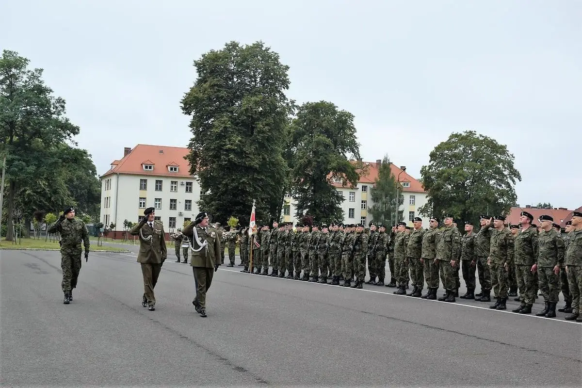 Uroczystość objęcia obowiązków dowódcy 23 Śląskiego Pułku Artylerii w Bolesławcu przez płka Marka Wasielewskiego