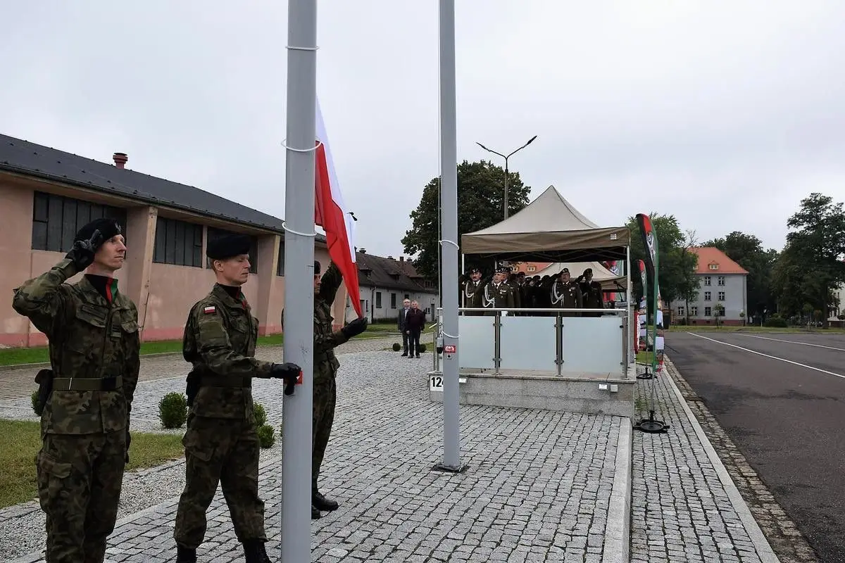 Uroczystość objęcia obowiązków dowódcy 23 Śląskiego Pułku Artylerii w Bolesławcu przez płka Marka Wasielewskiego