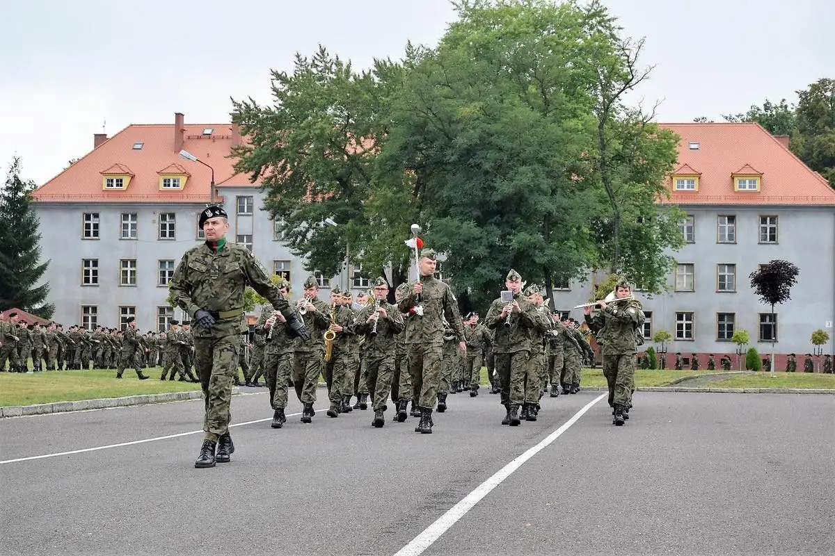 Uroczystość objęcia obowiązków dowódcy 23 Śląskiego Pułku Artylerii w Bolesławcu przez płka Marka Wasielewskiego