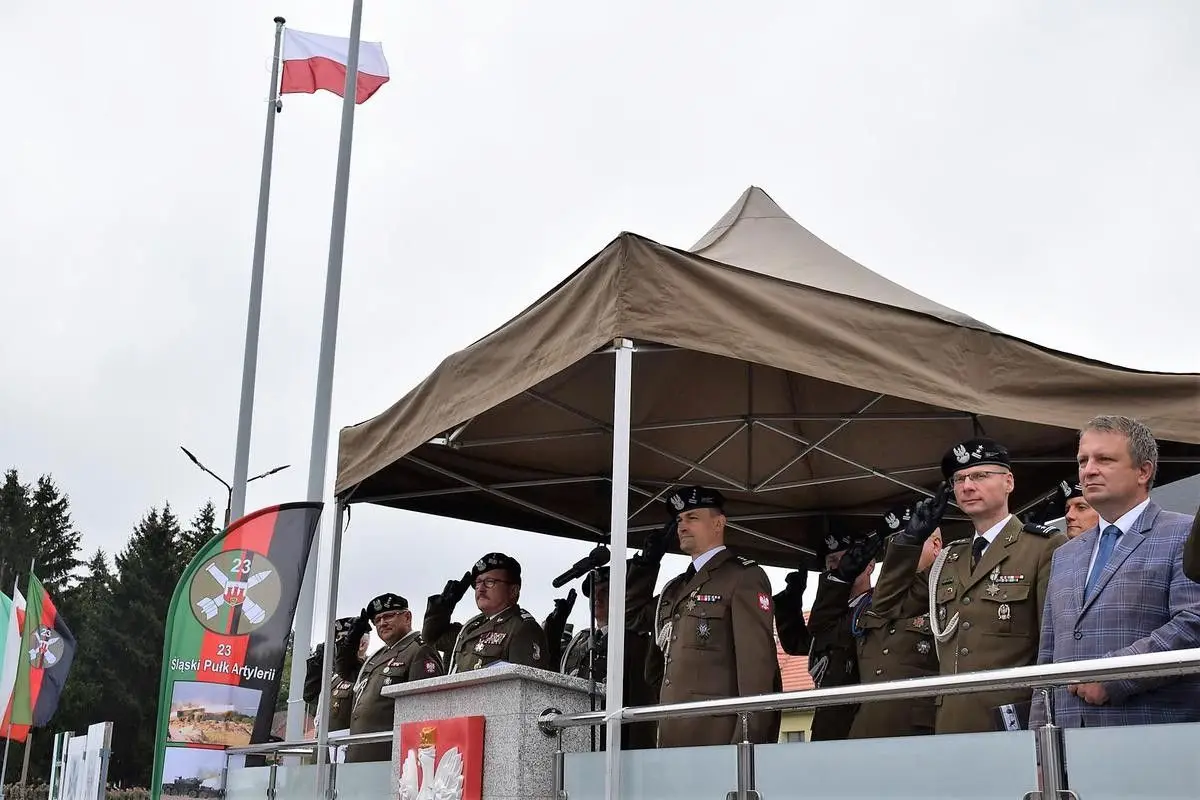 Uroczystość objęcia obowiązków dowódcy 23 Śląskiego Pułku Artylerii w Bolesławcu przez płka Marka Wasielewskiego