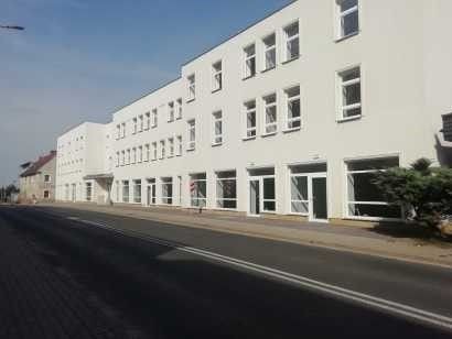 Nowi mieszkańcy budynku przy Lubańskiej w Nowogrodźcu i burmistrz Robert Relich