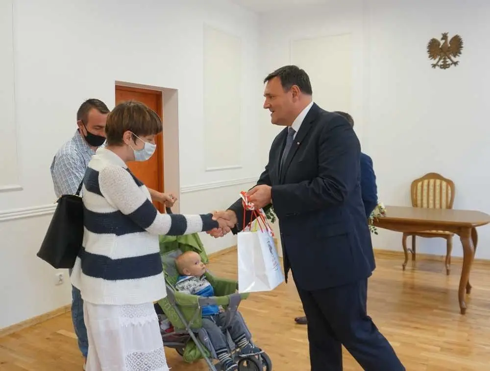 Nowi mieszkańcy budynku przy Lubańskiej w Nowogrodźcu i burmistrz Robert Relich