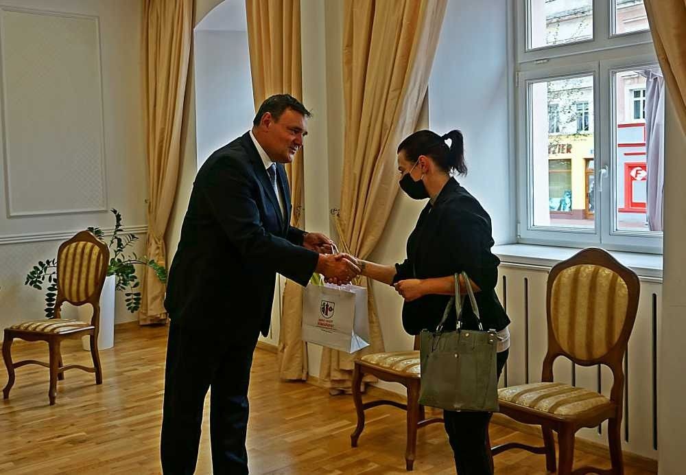 Nowi mieszkańcy budynku przy Lubańskiej w Nowogrodźcu i burmistrz Robert Relich