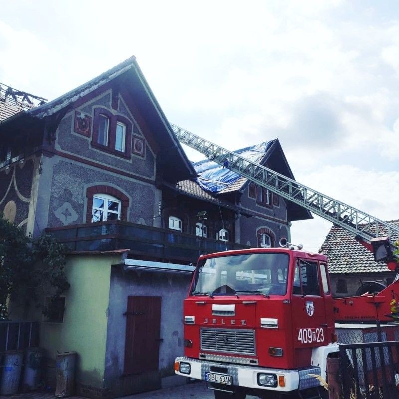 Czerna: strażacy zabezpieczają spalony dach budynku